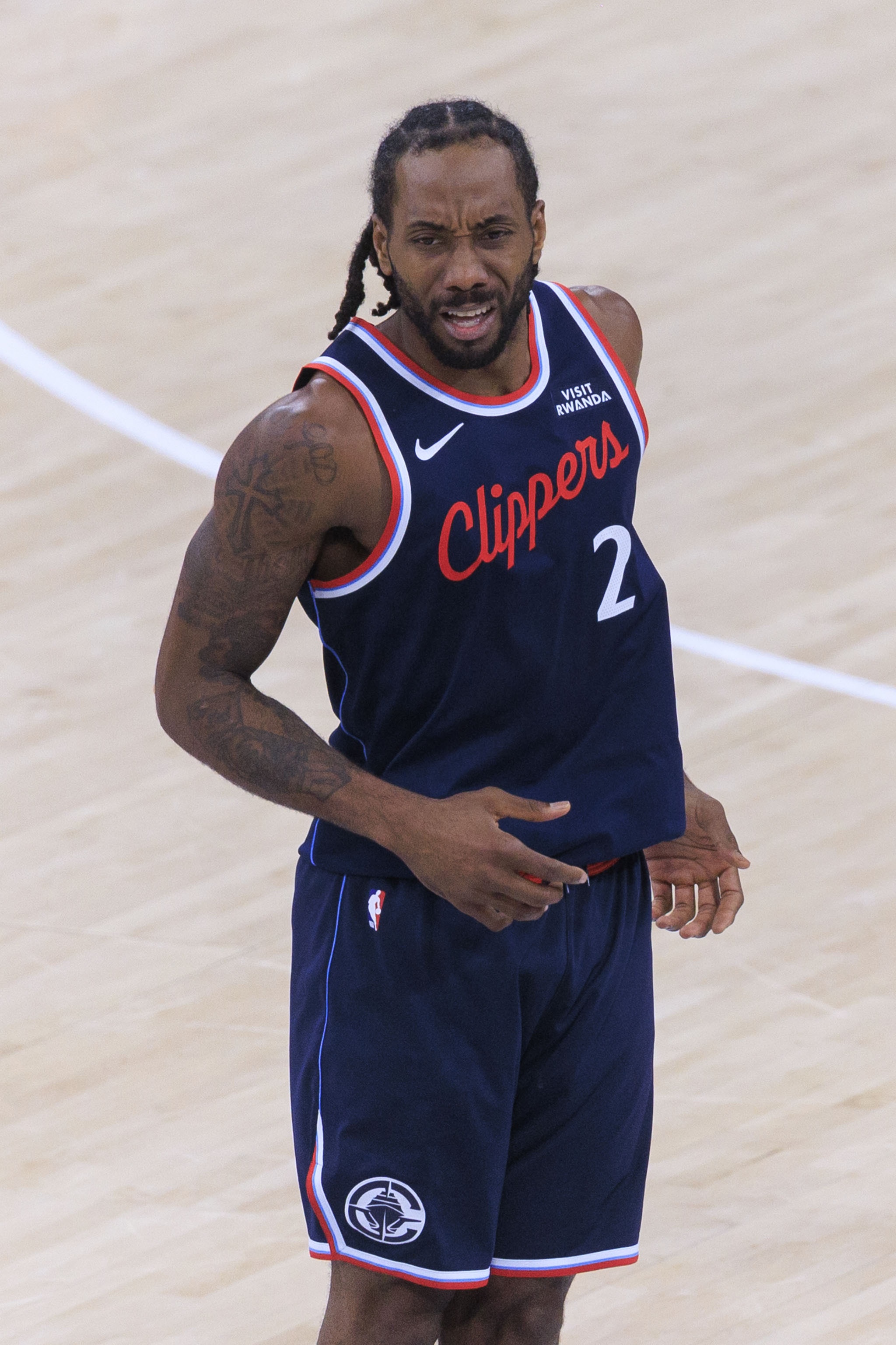 开云体育官网-无解进攻！伦纳德背转身翻身跳投&amp;暴扣个人连续得分